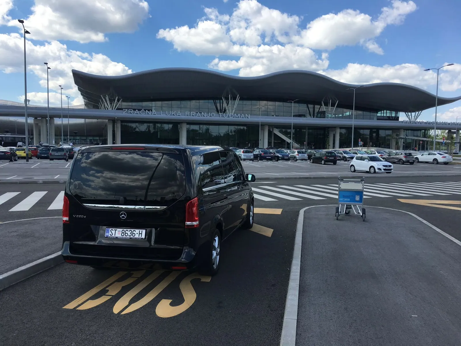 Van Mercedes-Benz Classe V nero per transfer privati davanti al terminal dell'aeroporto Franjo Tuđman di Zagabria
